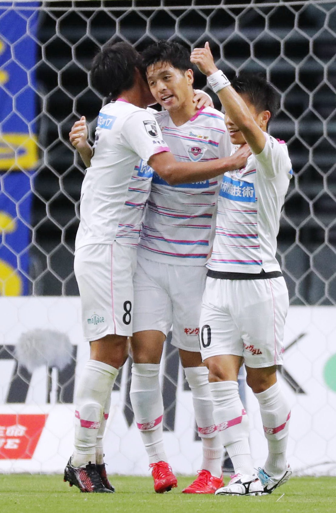 前半、先制ゴールを決め祝福される鳥栖山下（中央）（共同）