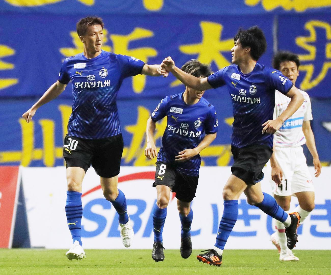 後半、同点ゴールを決め祝福される大分・長沢（左端）（共同）
