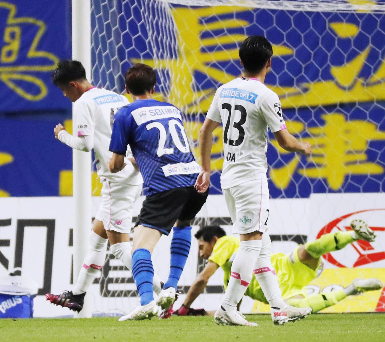 後半、大分・長沢（20）がヘディングで同点ゴールを決める（共同）