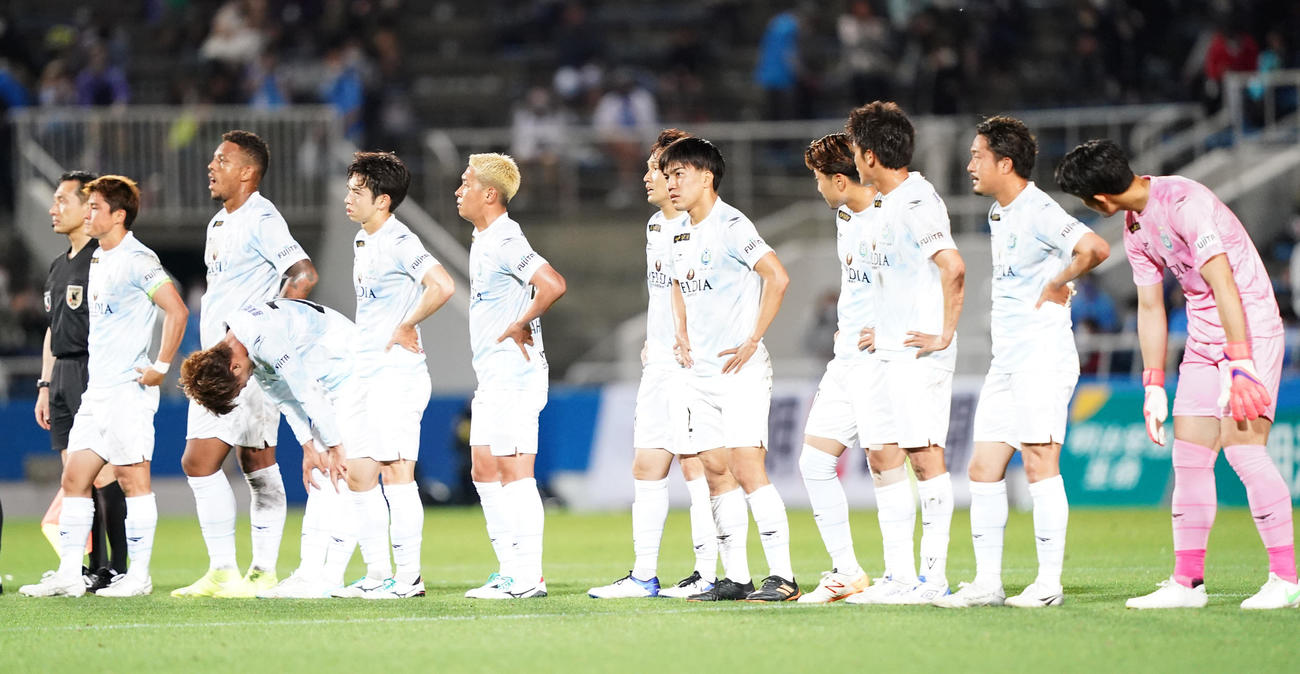 横浜FCに敗れ、肩を落とす湘南イレブン（撮影・菅敏）