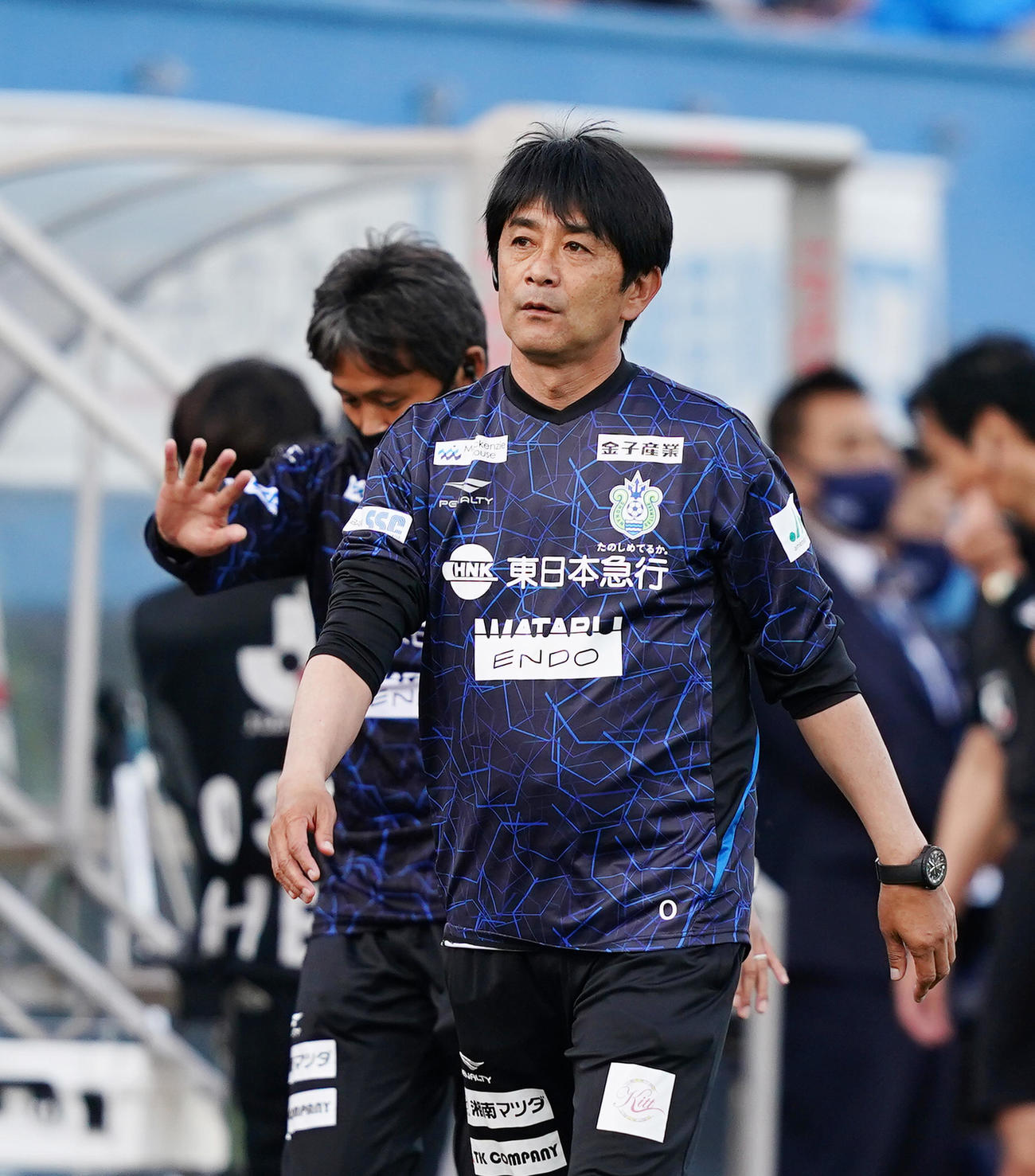 横浜FC対湘南　前半、岡本のゴールがビデオ判定の結果、ノーゴールとなり、不満そうな表情を見せる湘南浮嶋監督（撮影・菅敏）