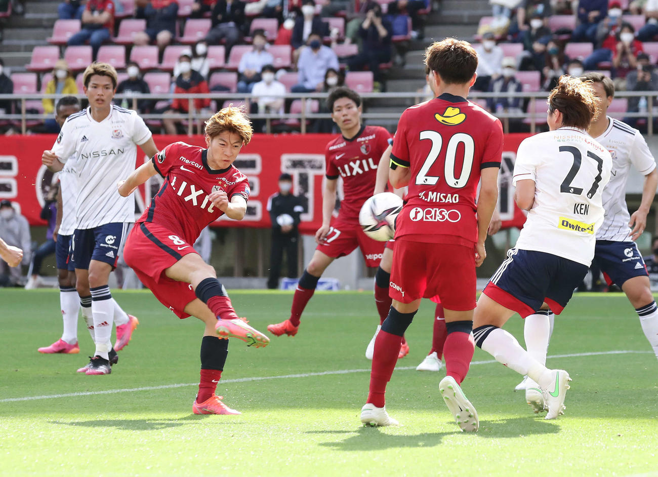 前半、コーナーキックのこぼれ球を鹿島土居（左から2人目）が右足を振り抜き同点ゴールを決める（撮影・丹羽敏通）