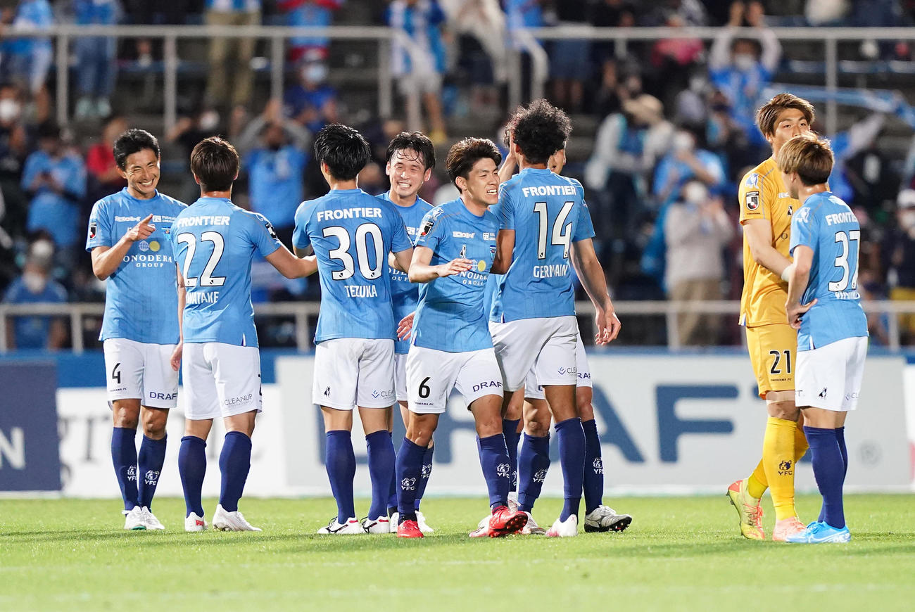 湘南に勝利し、喜ぶ横浜FCイレブン（撮影・菅敏）