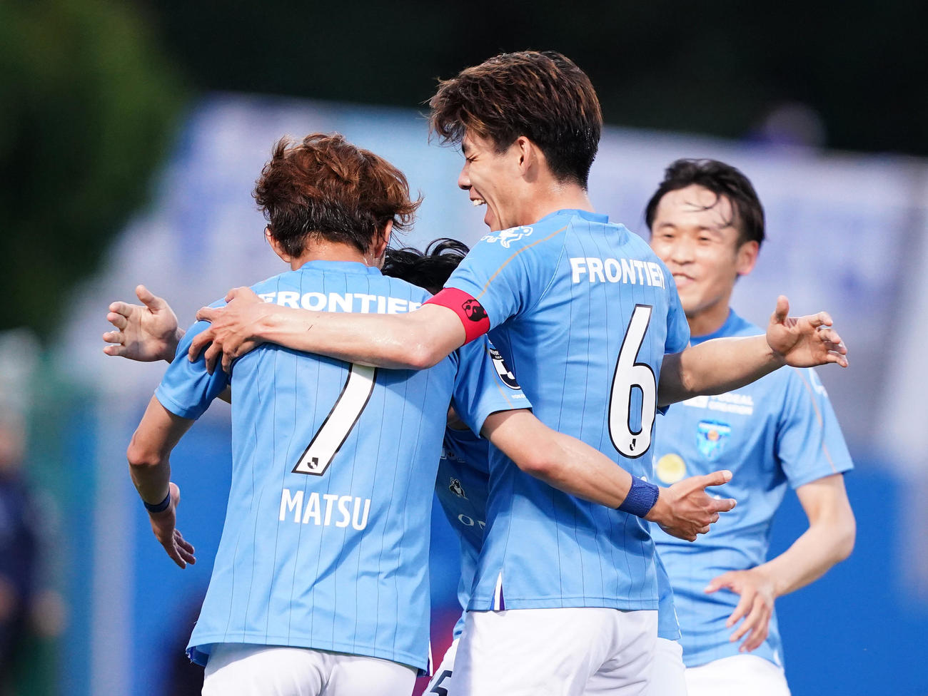 横浜FC対湘南　後半、ゴールを決め、祝福される横浜FC松浦（左端）（撮影・菅敏）
