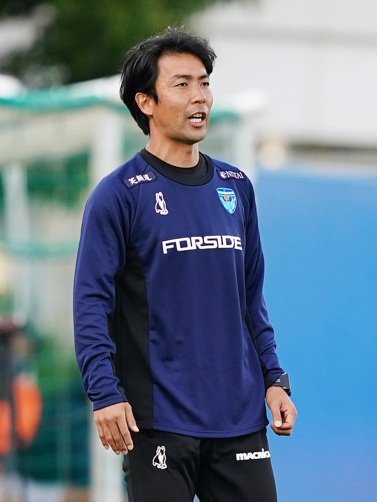 横浜FC対湘南　前半、指示を出す横浜FC早川監督（撮影・菅敏）