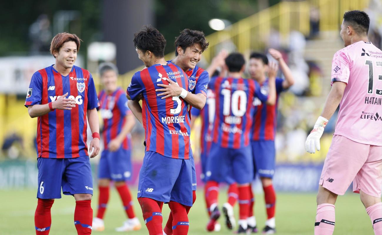 柏に完勝し、笑顔の渡辺剛（手前左から3人目）らFC東京イレブン（共同）