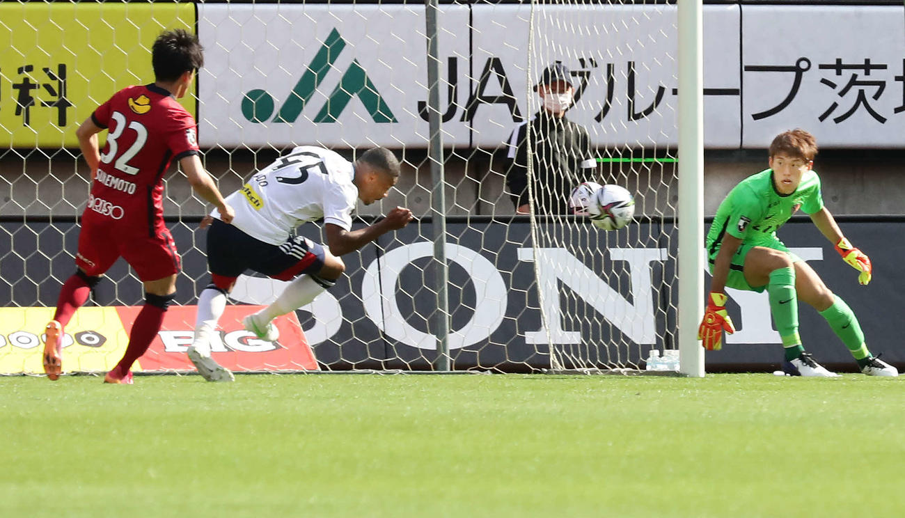 鹿島対横浜　前半、右クロスに頭で合わせて先制ゴールを決める横浜オナイウ阿道（左から2人目）。鹿島GK沖（撮影・丹羽敏通）