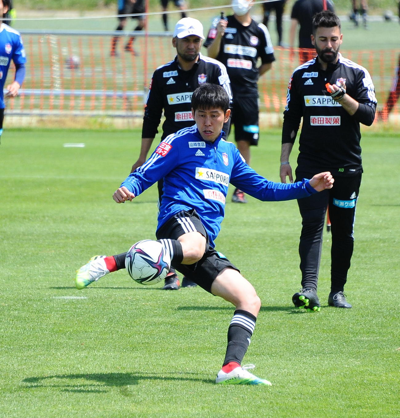 町田戦の前日練習でシュートを放つ谷口
