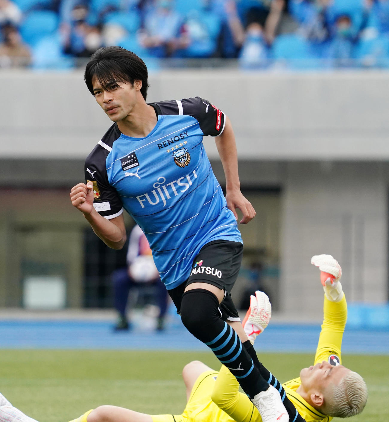 川崎F対札幌　後半、先制のゴールを決め、ガッツポーズを見せる川崎F三笘（撮影・菅敏）