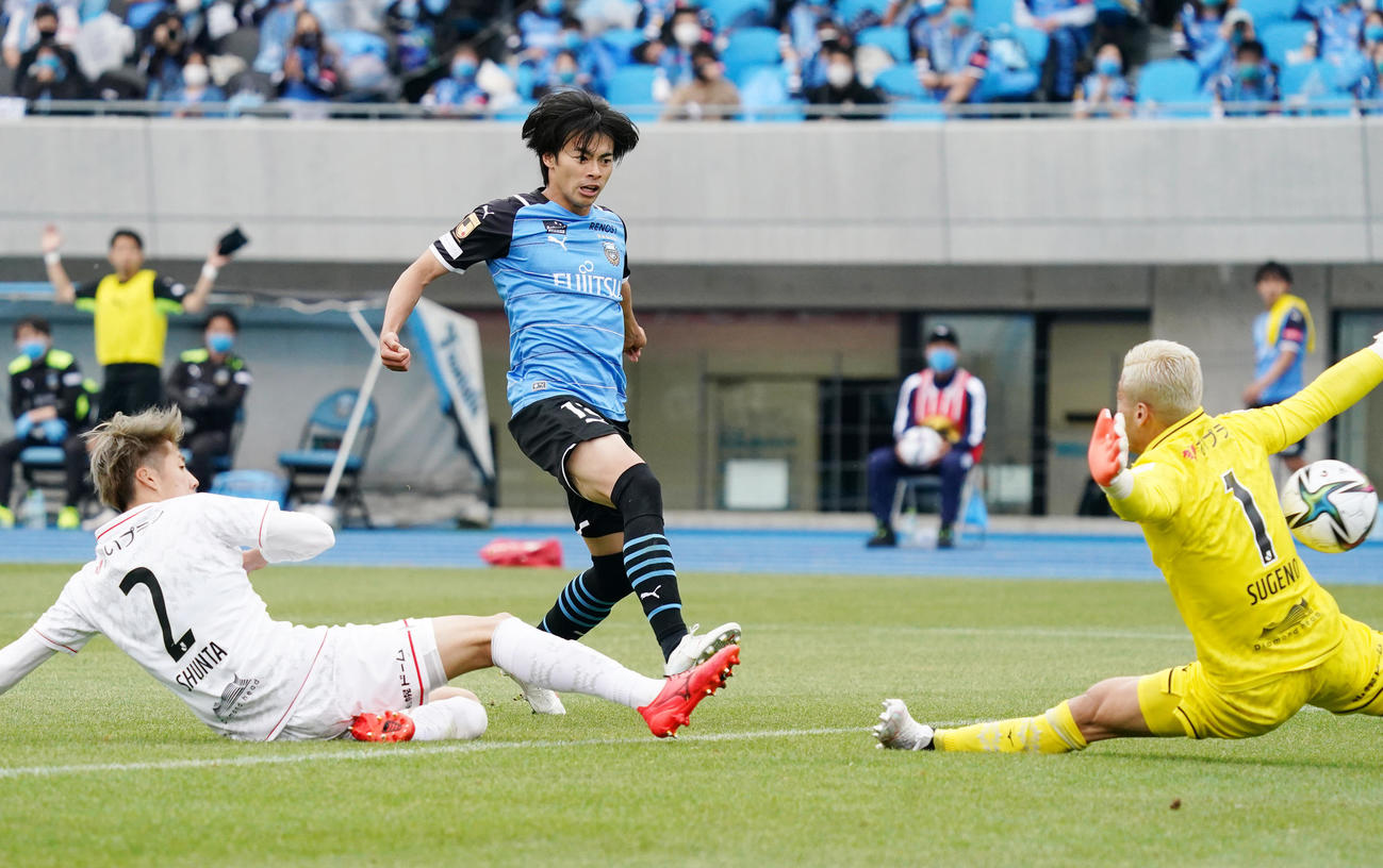 川崎F対札幌　後半、先制ゴールを決める川崎F三笘（中央）（撮影・菅敏）