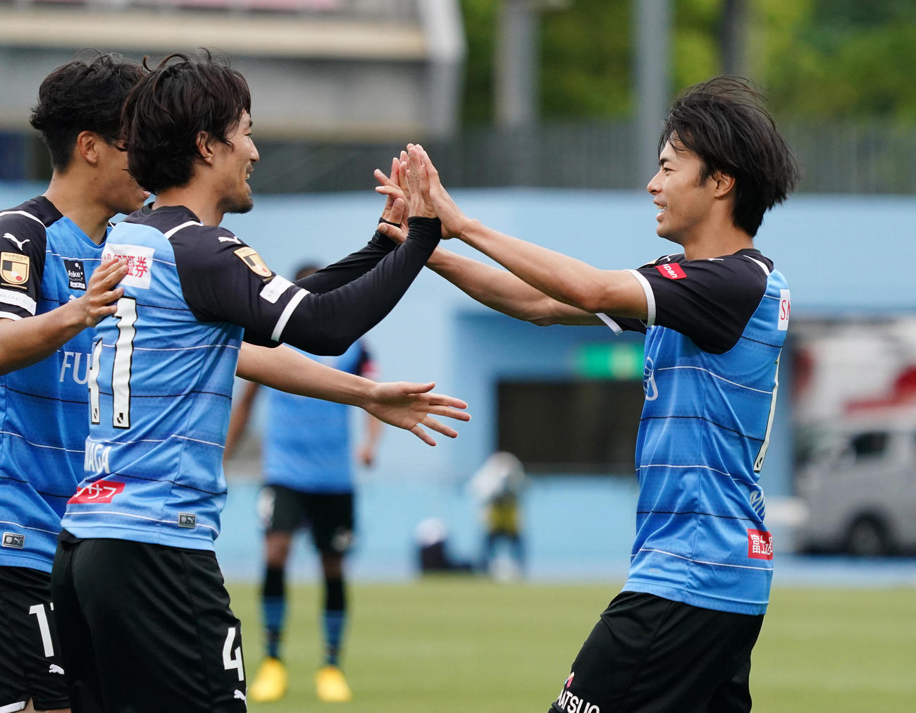 川崎F対札幌　後半、先制のゴールを決め、祝福される川崎F三笘（右）（撮影・菅敏）