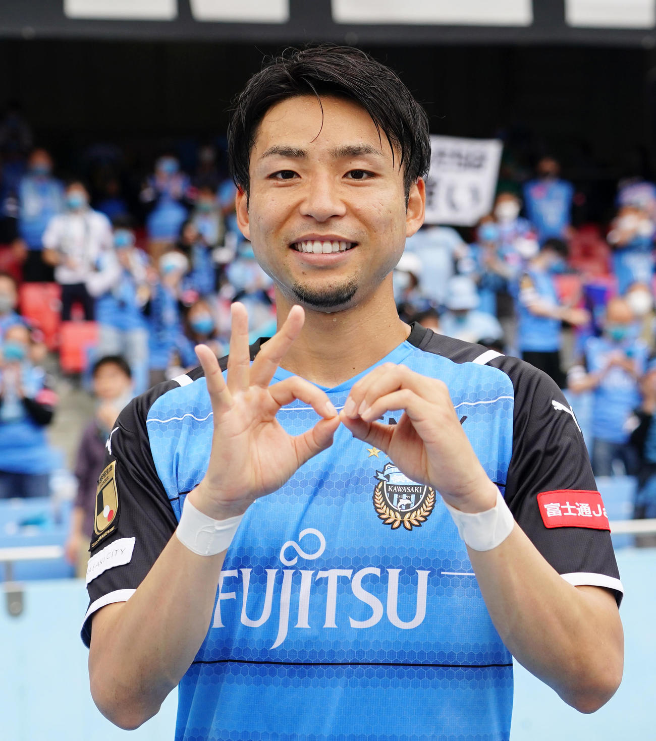 札幌戦で2点目のゴールを決めた川崎F小林は、300試合出場を達成し指で300と作る（撮影・菅敏）
