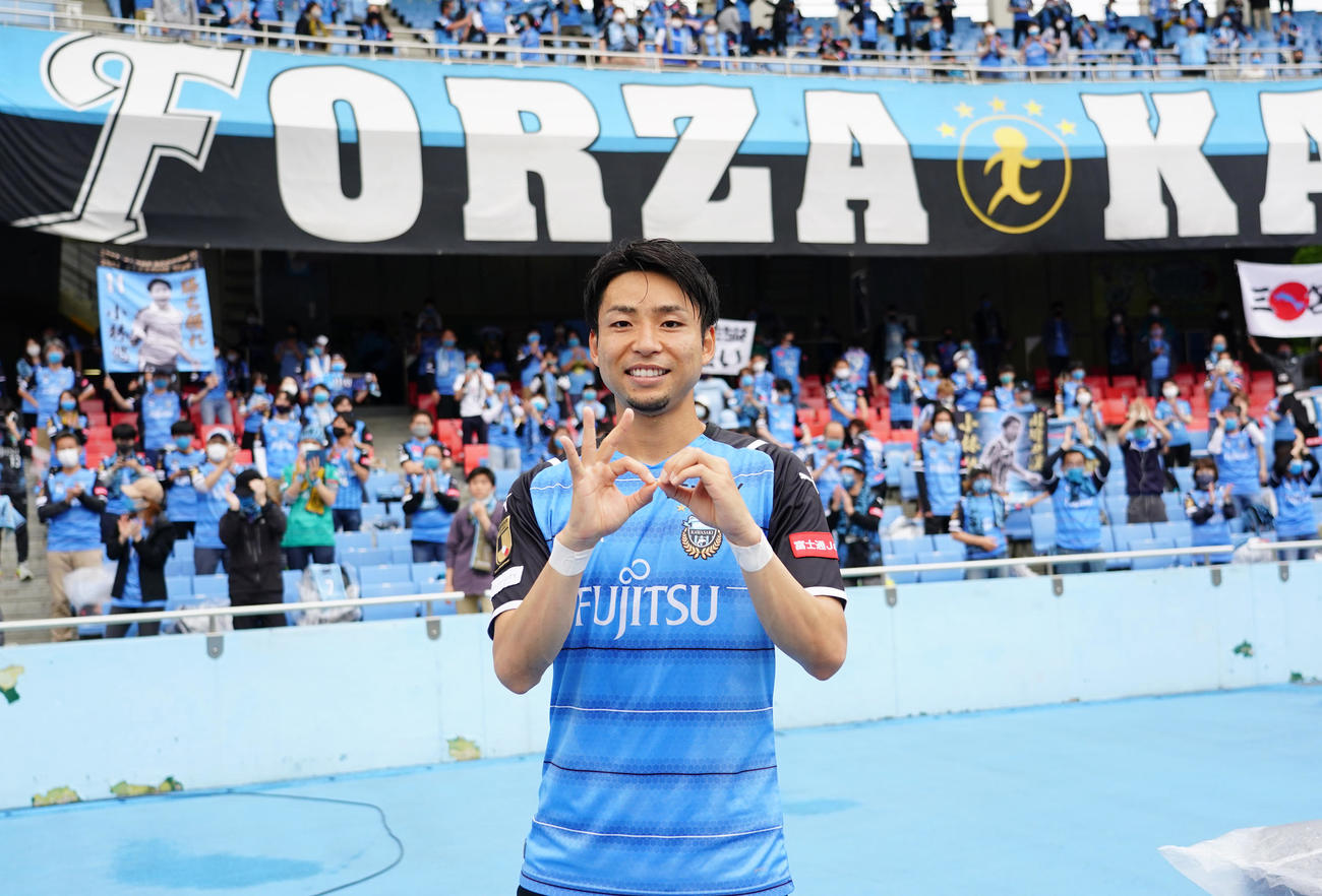 札幌戦で2点目のゴールを決めた川崎F小林は、300試合出場を達成し指で300と作る（撮影・菅敏）
