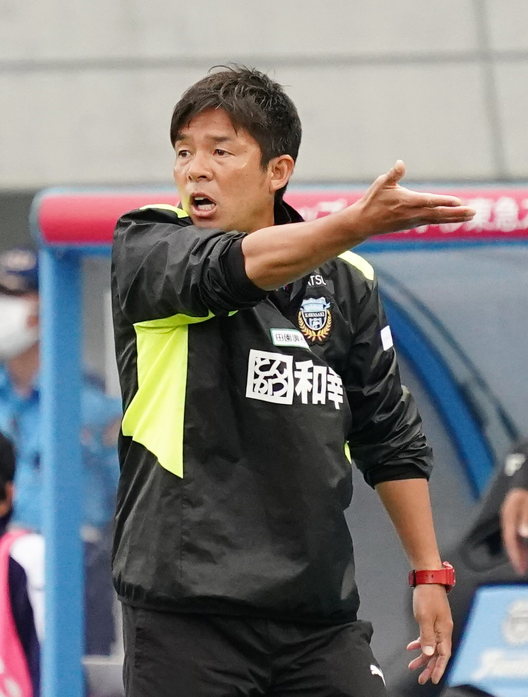 川崎F対札幌　後半、選手に指示を出す川崎F鬼木監督（撮影・菅敏）