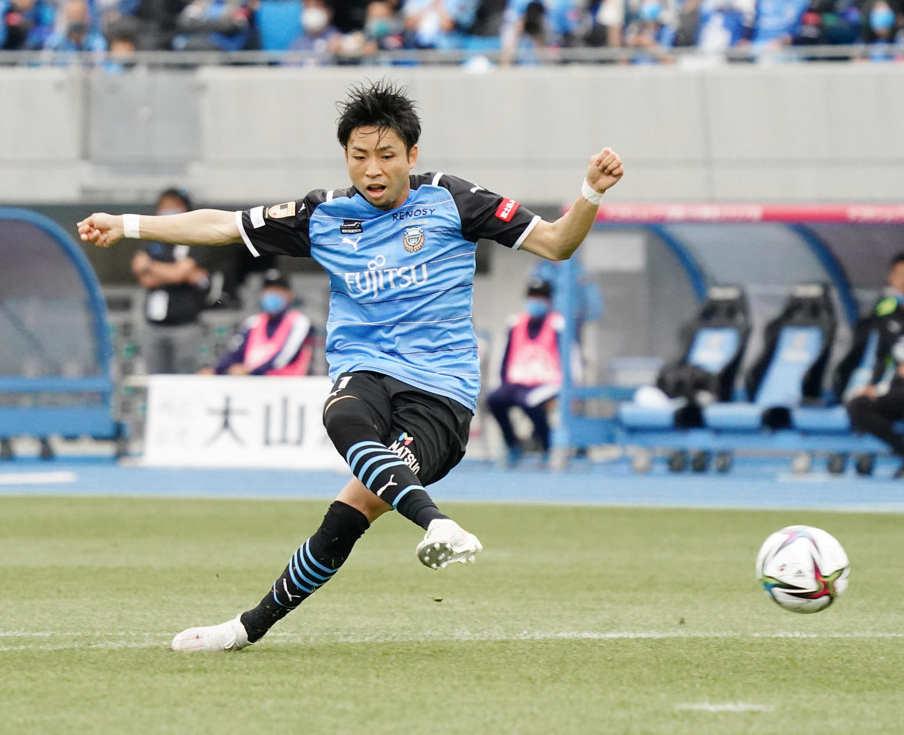 川崎F対札幌　後半、ゴールを決める川崎F小林（撮影・菅敏）