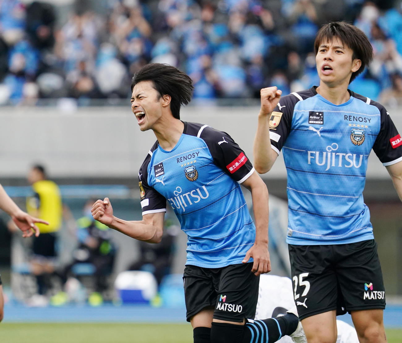 川崎F対札幌　後半、先制ゴールを決め、ガッツポーズを見せる川崎F三笘（左）（撮影・菅敏）