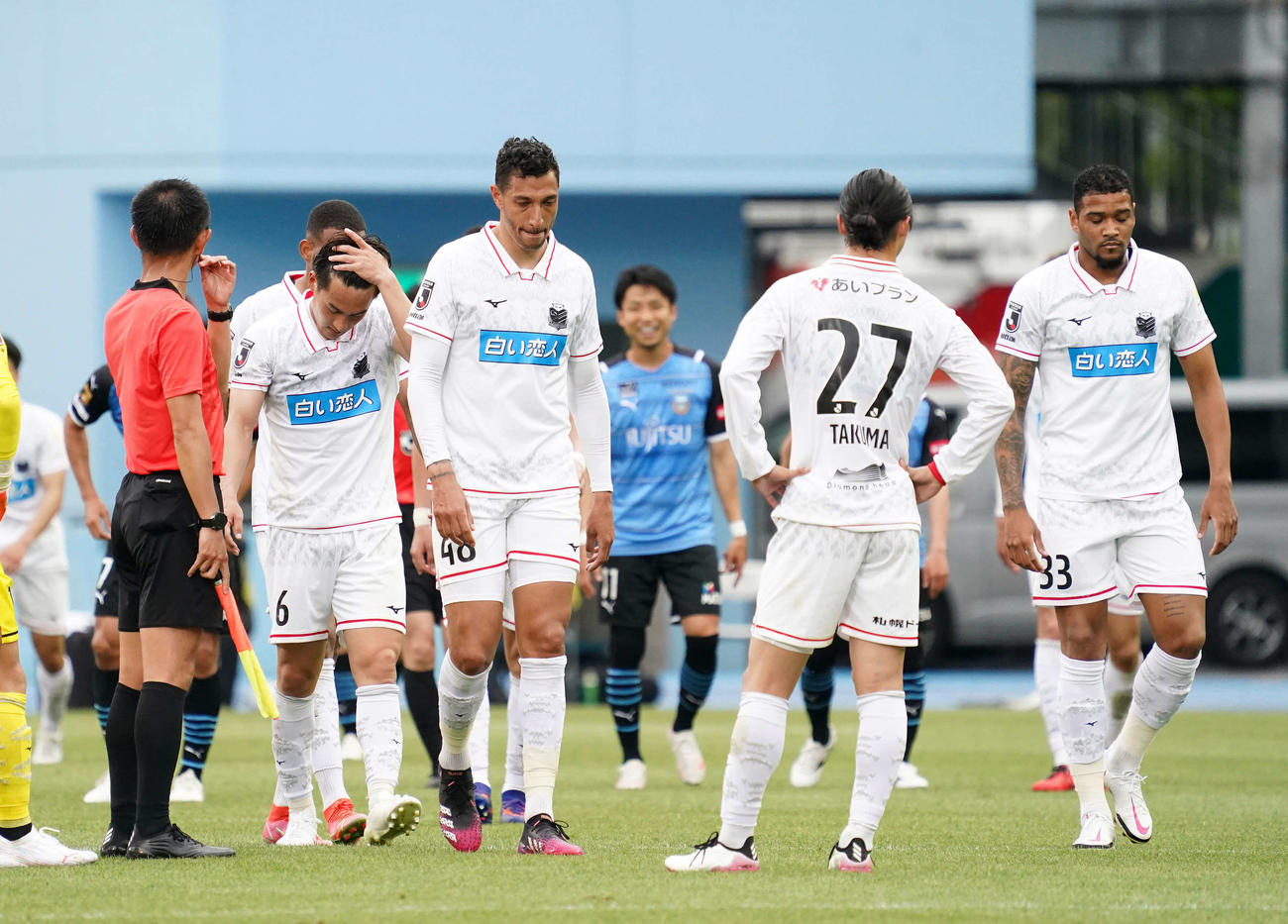 川崎Fに敗れ、肩を落とす札幌のイレブン（撮影・菅敏）