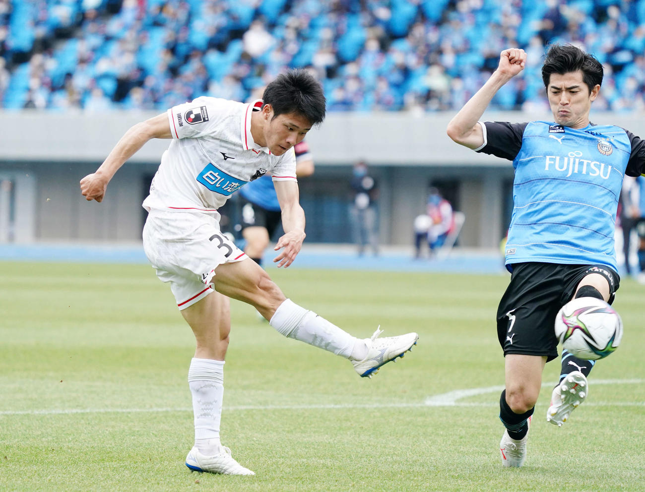 川崎F対札幌　前半、シュートを放つ札幌小柏（撮影・菅敏）