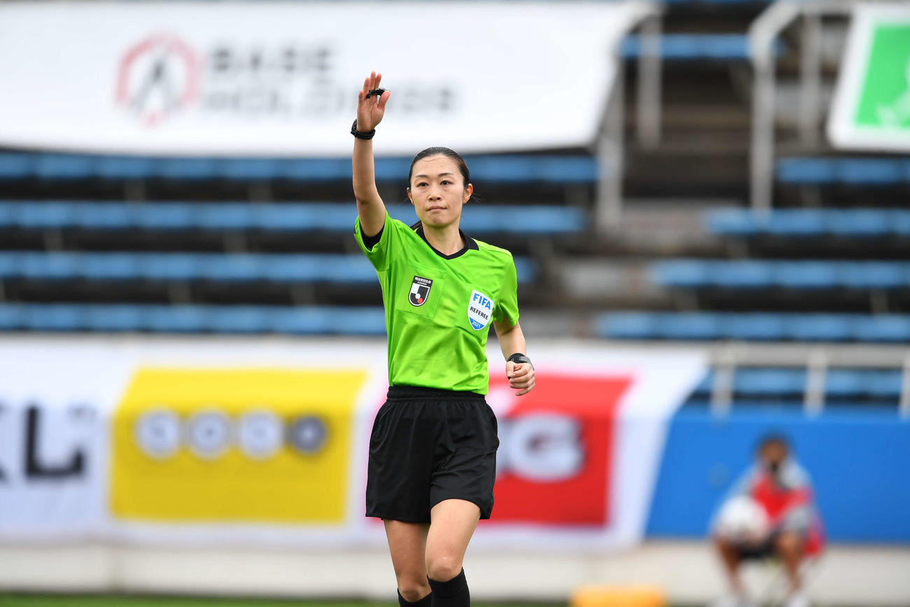 J3のYS横浜対宮崎戦で、女性審判員として初めてJリーグの試合を担当した山下良美主審（Ｃ）JFA