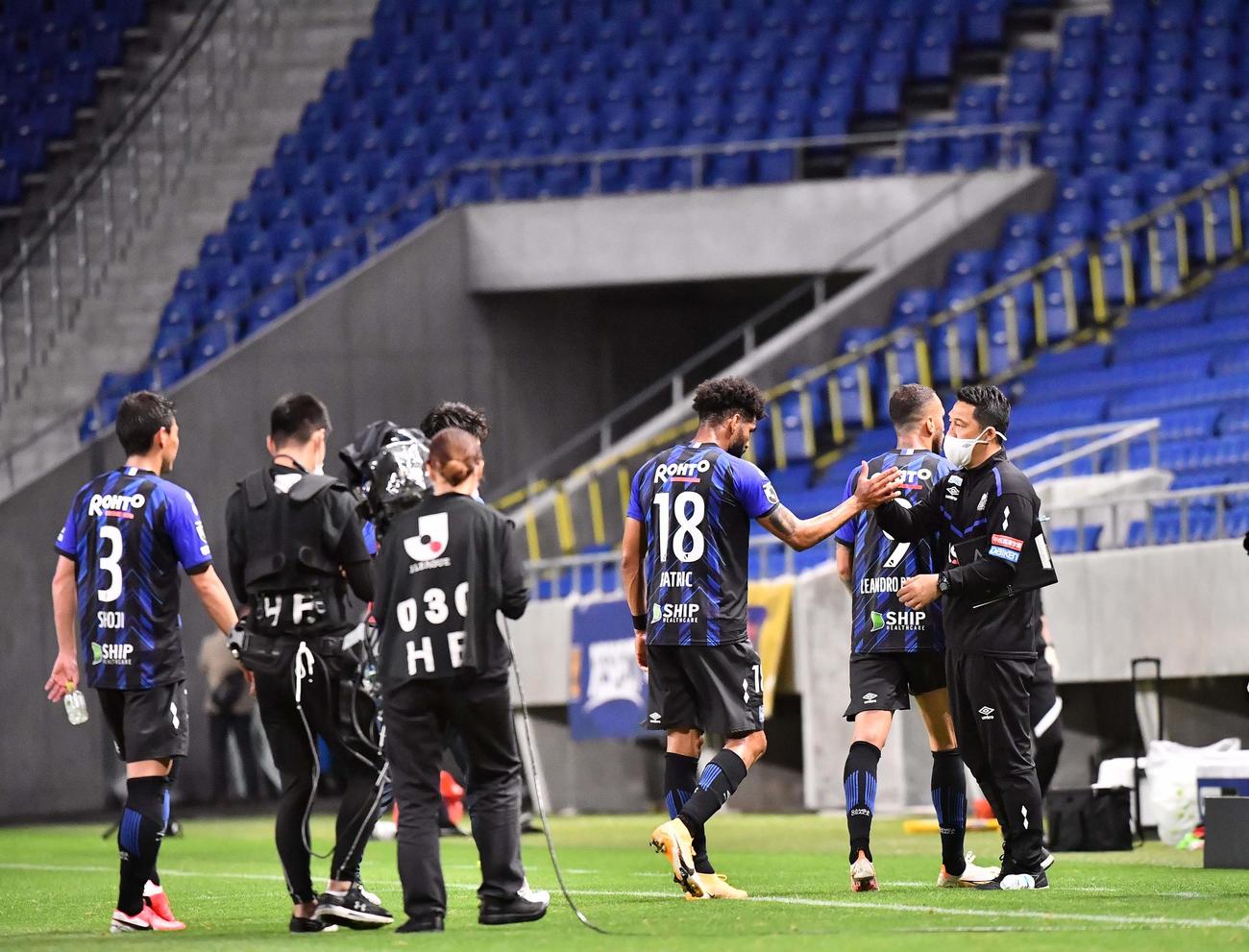 G大阪対浦和　試合後、G大阪松波正信監督（右）はベンチ前でイレブンを出迎える（撮影・上田博志）