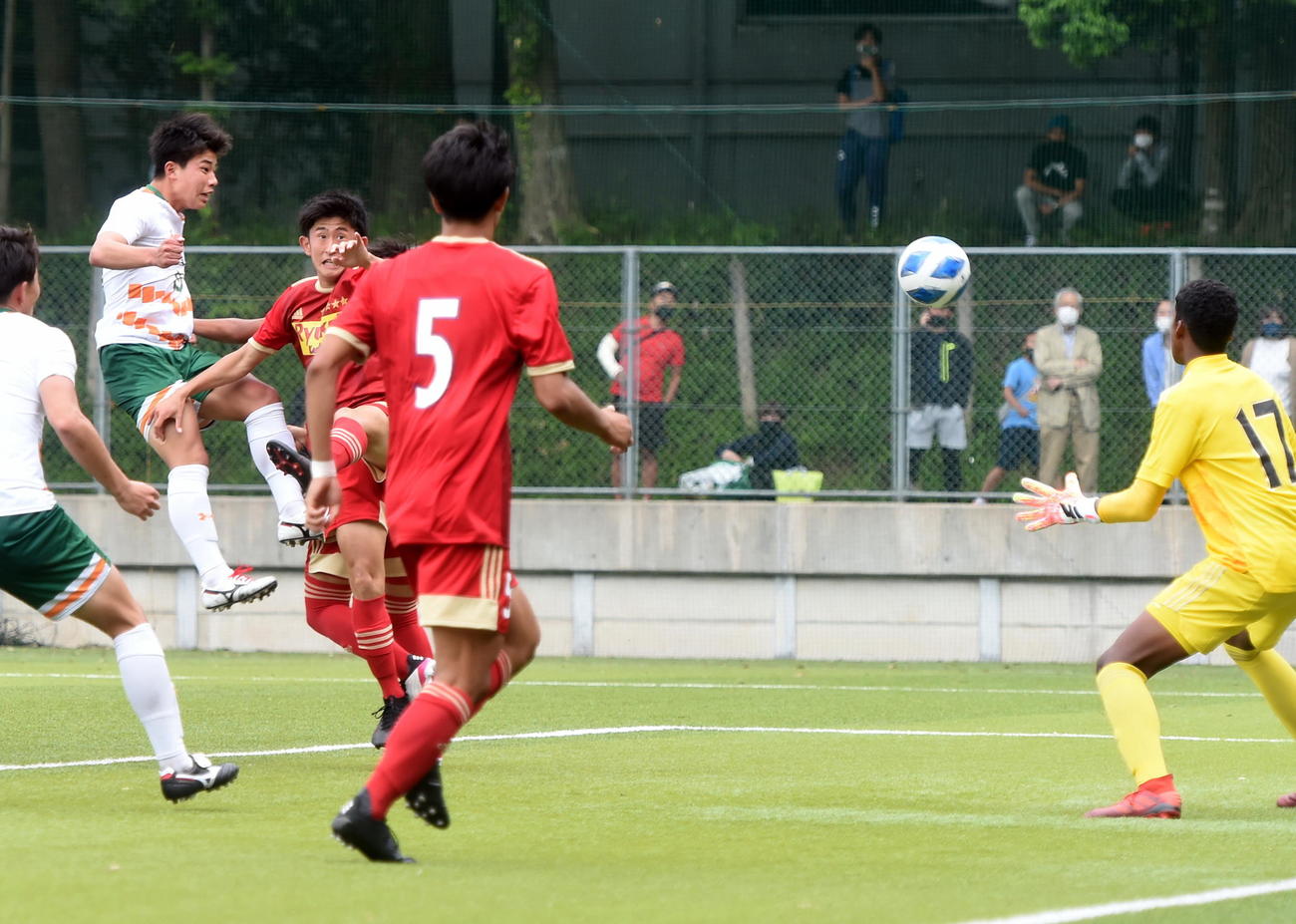 後半4分、ヘディングで先制ゴールを決める青森山田MF田沢（左）