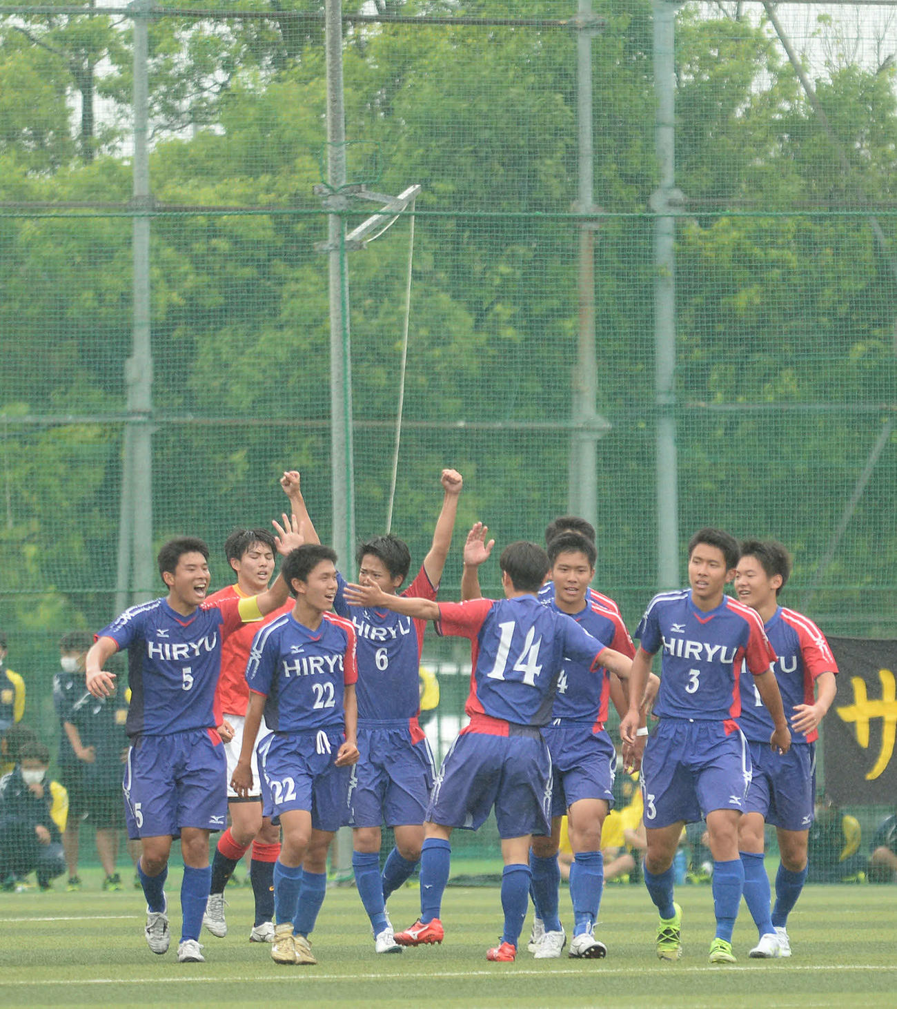 3回戦進出を決め、喜びを分かち合う飛龍の選手たち