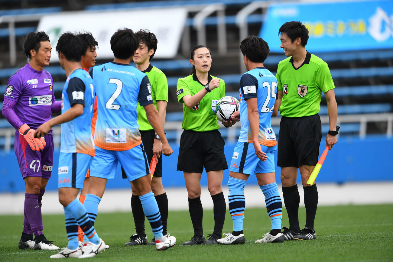 J3のYS横浜対宮崎戦で、女性審判員として初めてJリーグの試合を担当した山下良美主審（中央）（Ｃ）JFA