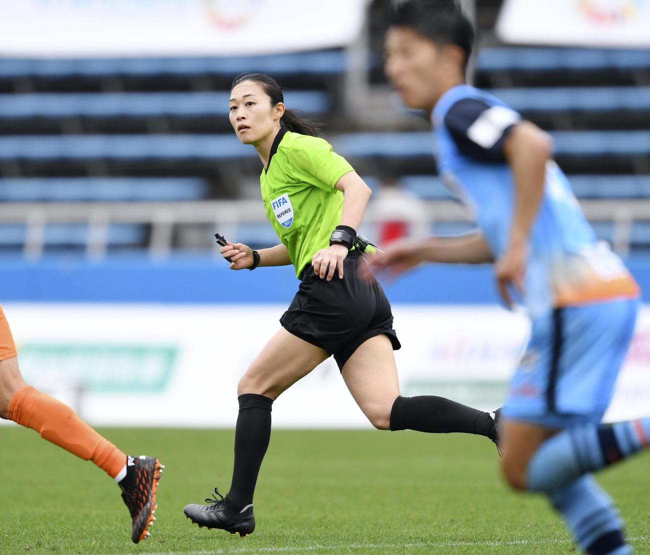 J3のYS横浜－宮崎戦で、女性主審として初めてJリーグの試合を担当した山下良美審判員（共同）
