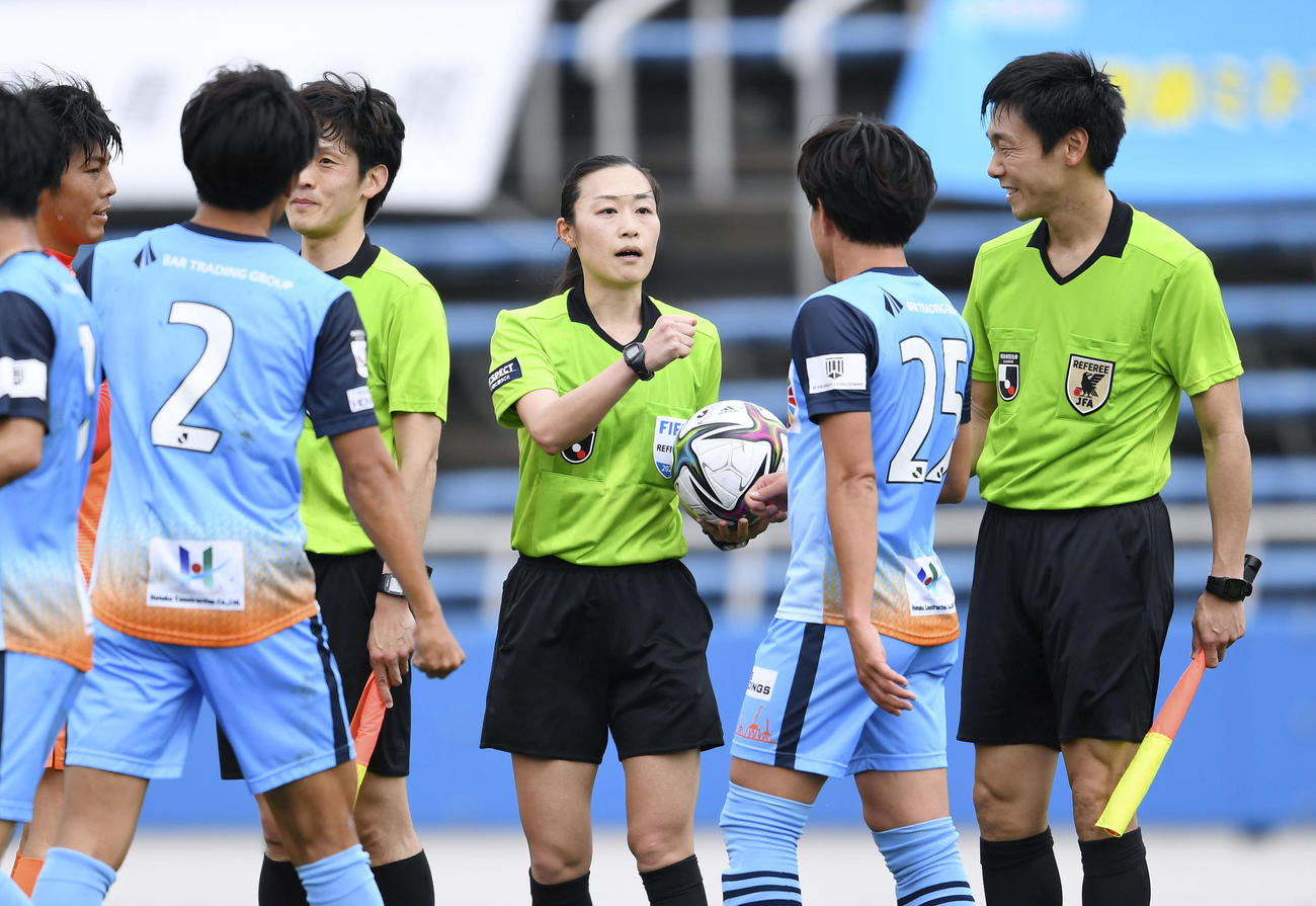 J3のYS横浜－宮崎戦で、女性主審として初めてJリーグの試合を担当した山下良美審判員（右から3人目）（共同）