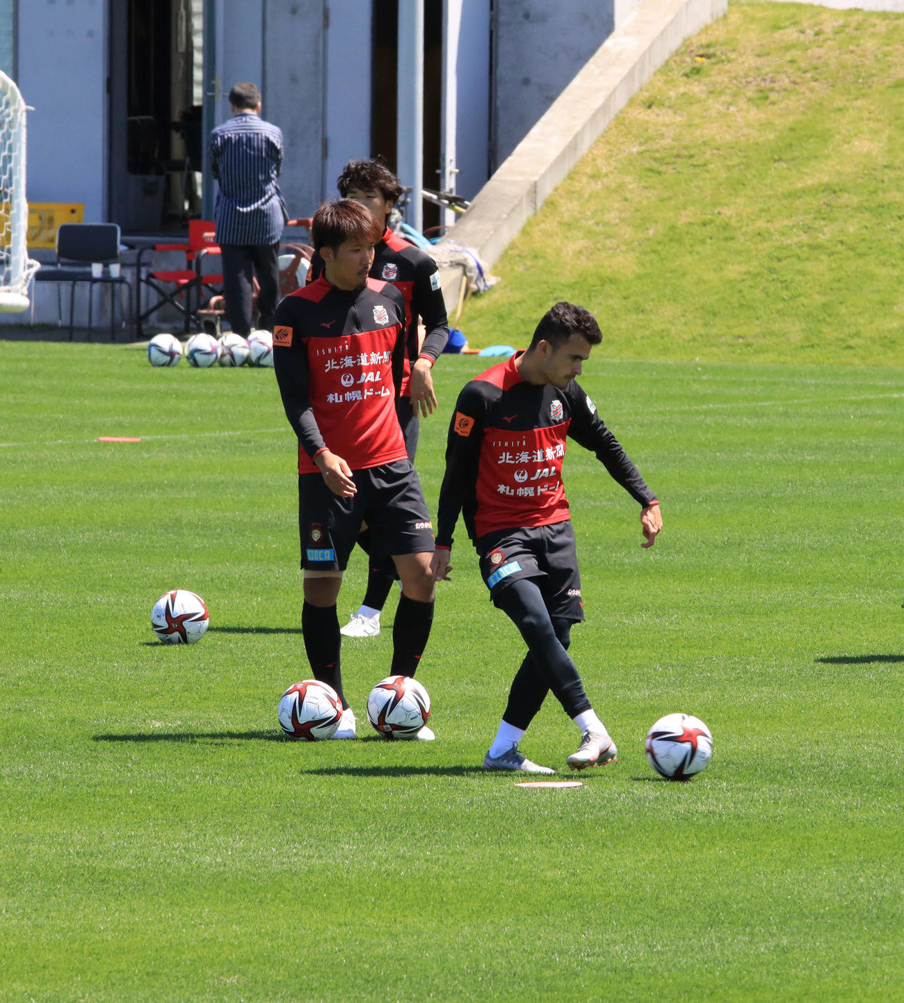 ルヴァン杯鹿島戦前日練習に参加する札幌MFルーカス・フェルナンデス（右）（撮影・保坂果那）