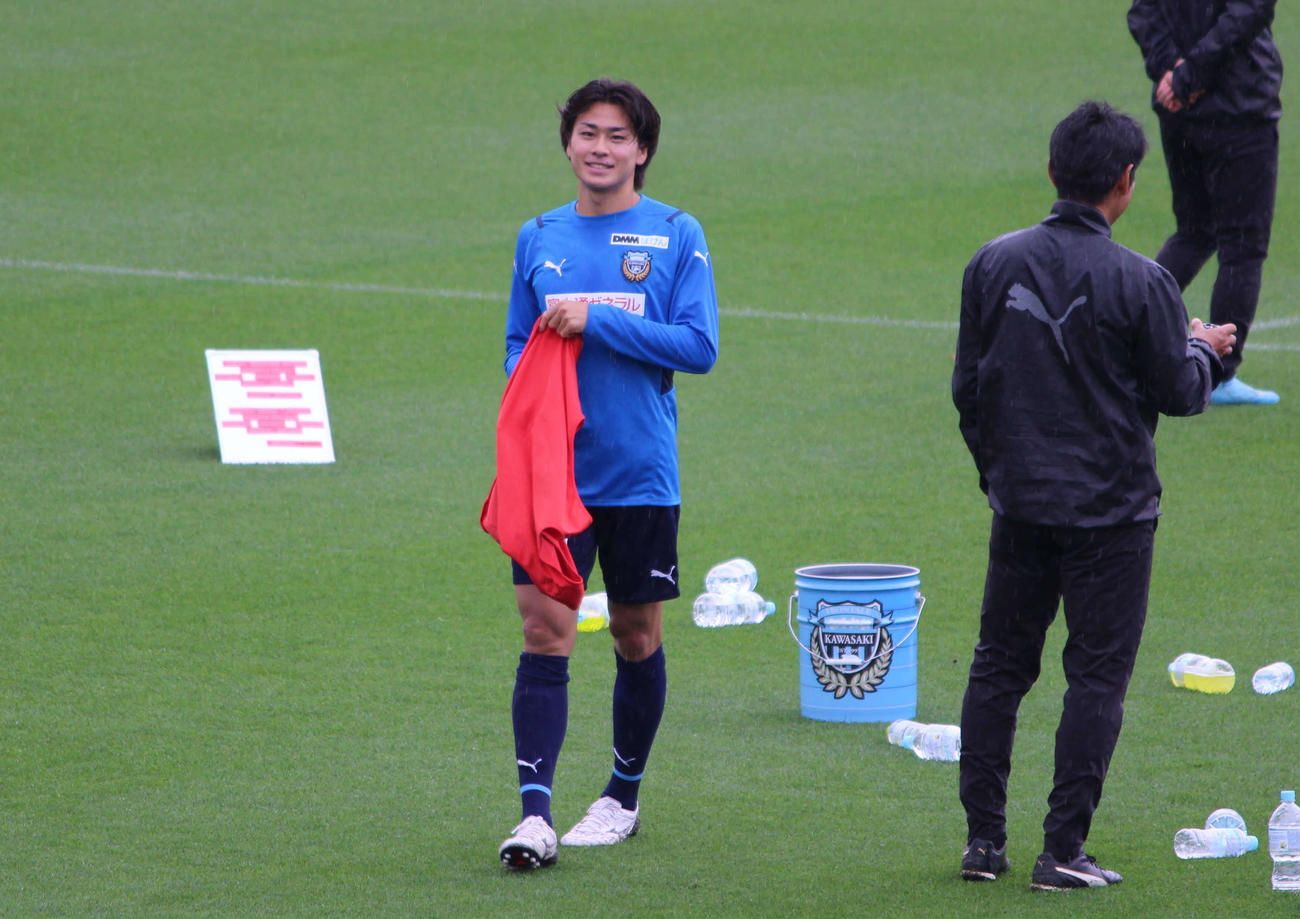 練習参加しているMF松井蓮之