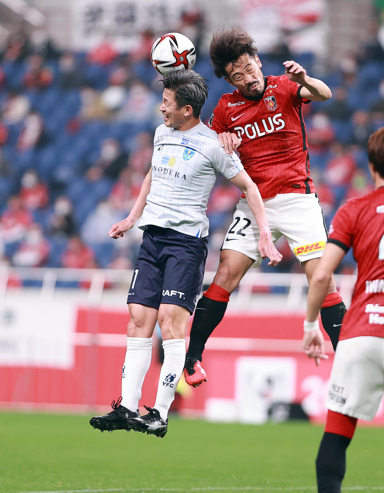 浦和対横浜FC　後半、浦和阿部（右）とハイボールを競り合う横浜FCカズ（撮影・浅見桂子）