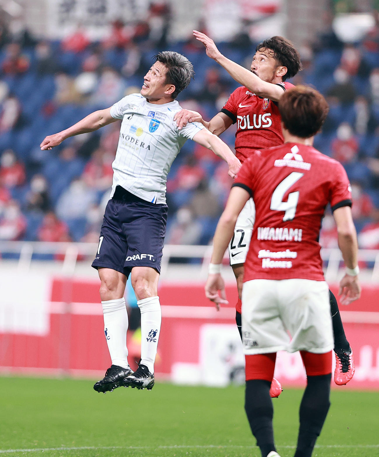 浦和対横浜FC　後半、浦和阿部（右）とハイボールを競り合う横浜FCカズ（撮影・浅見桂子）