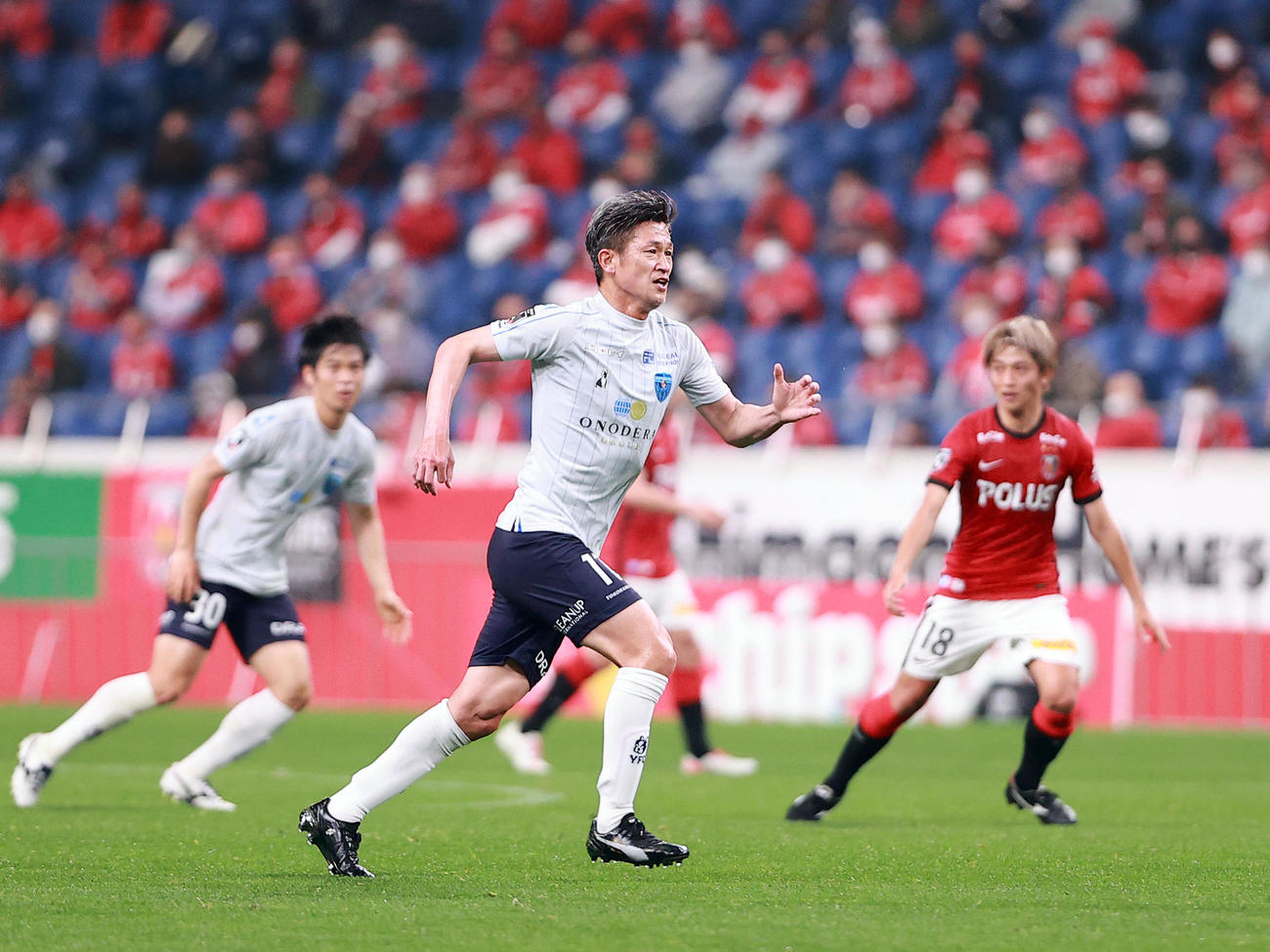 浦和対横浜FC　後半、ボールを追う横浜FCカズ（撮影・浅見桂子）
