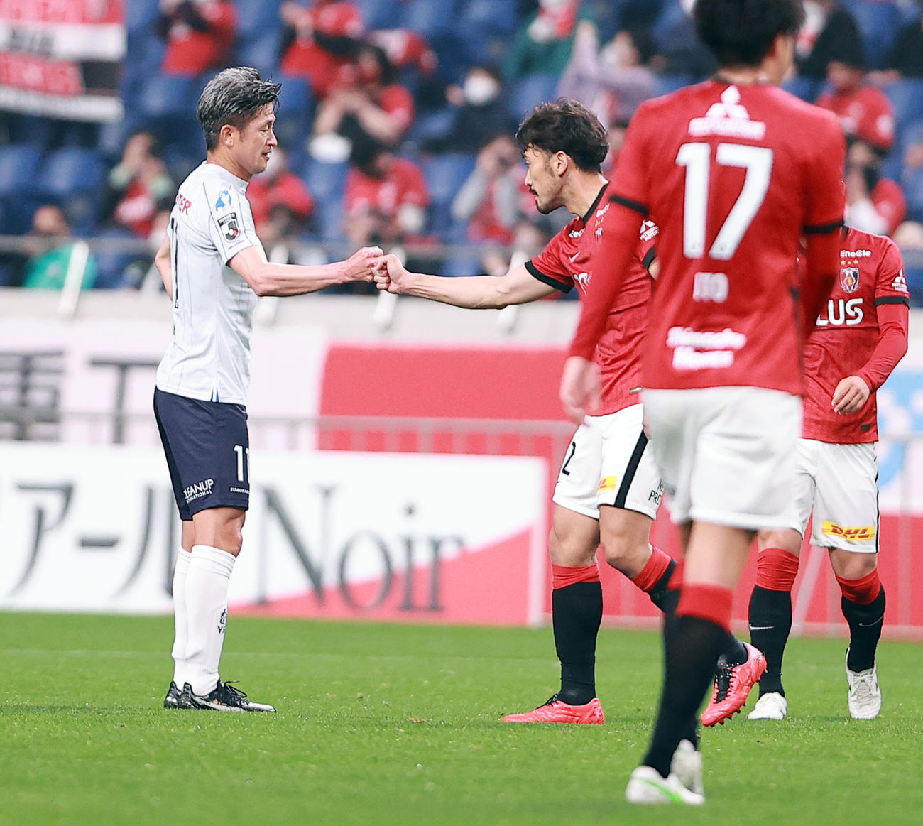 浦和対横浜FC 0－2で敗れ1次リーグ敗退となった横浜FCカズ（左）は浦和阿部と健闘を称えグータッチ（撮影・浅見桂子）