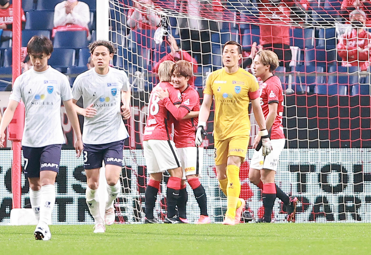 浦和対横浜FC　前半、ゴールを決めた浦和関根（中央）はイレブンと喜び合う（撮影・浅見桂子）