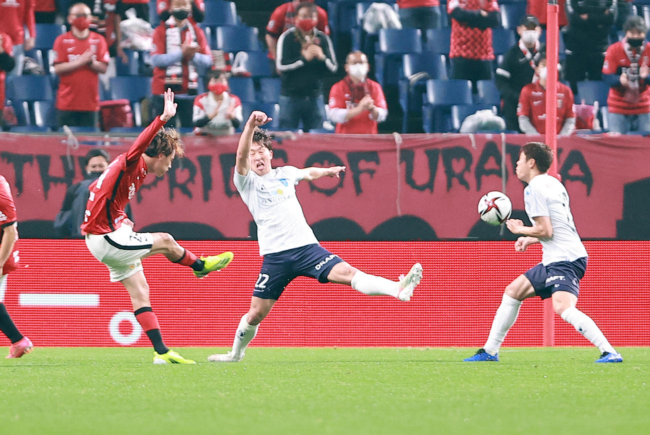 浦和対横浜FC　後半、ゴールを決める浦和汰木（左）（撮影・浅見桂子）