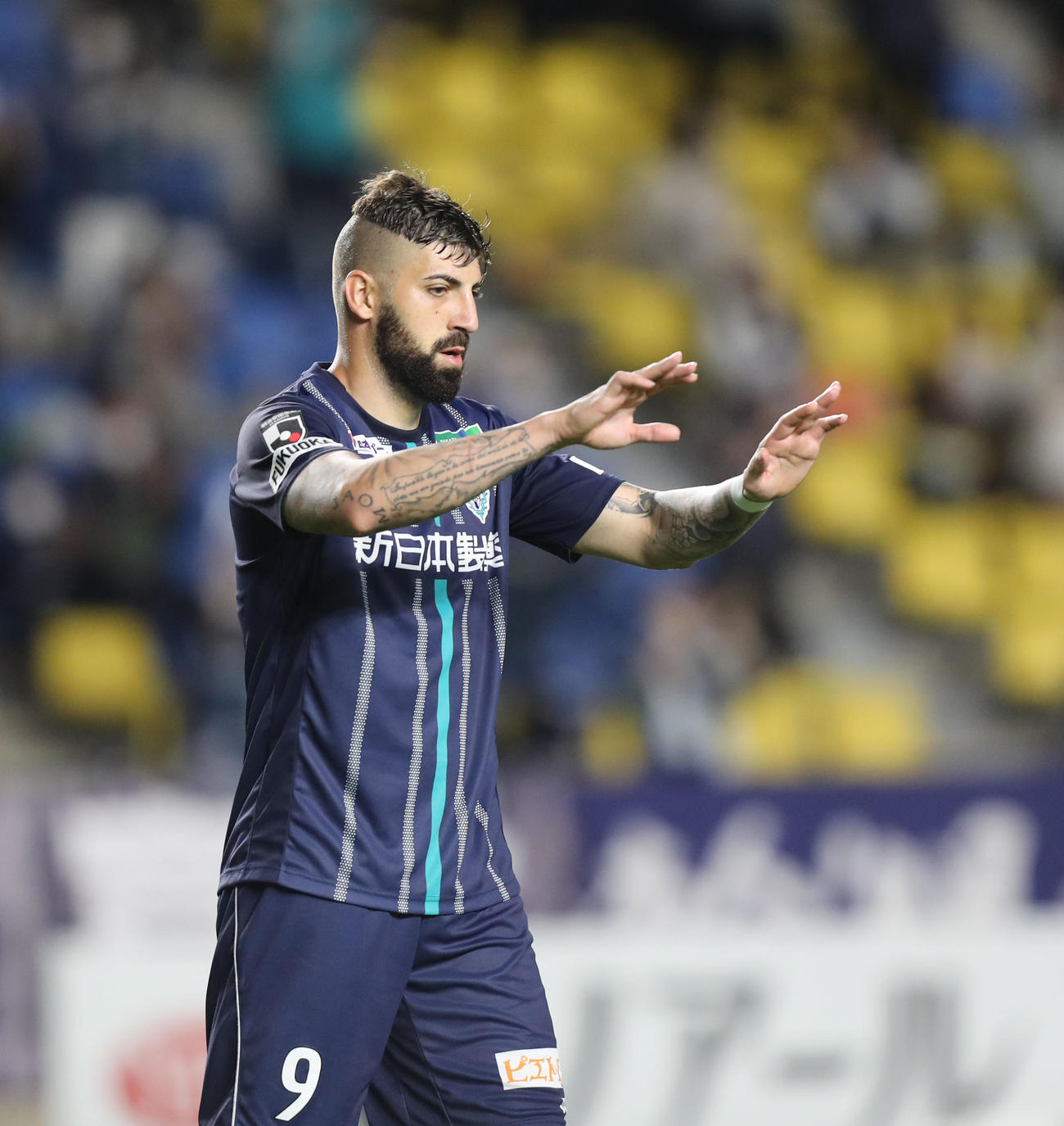 福岡対鳥栖　後半27分、ゴールを決めハイタッチをする福岡フアンマデルガド（撮影・屋方直哉）