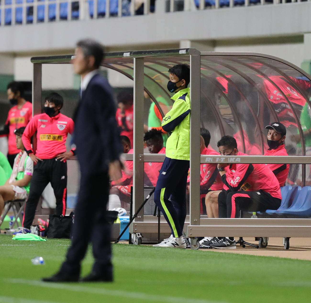 福岡対鳥栖　試合を見つめる金監督（撮影・屋方直哉）