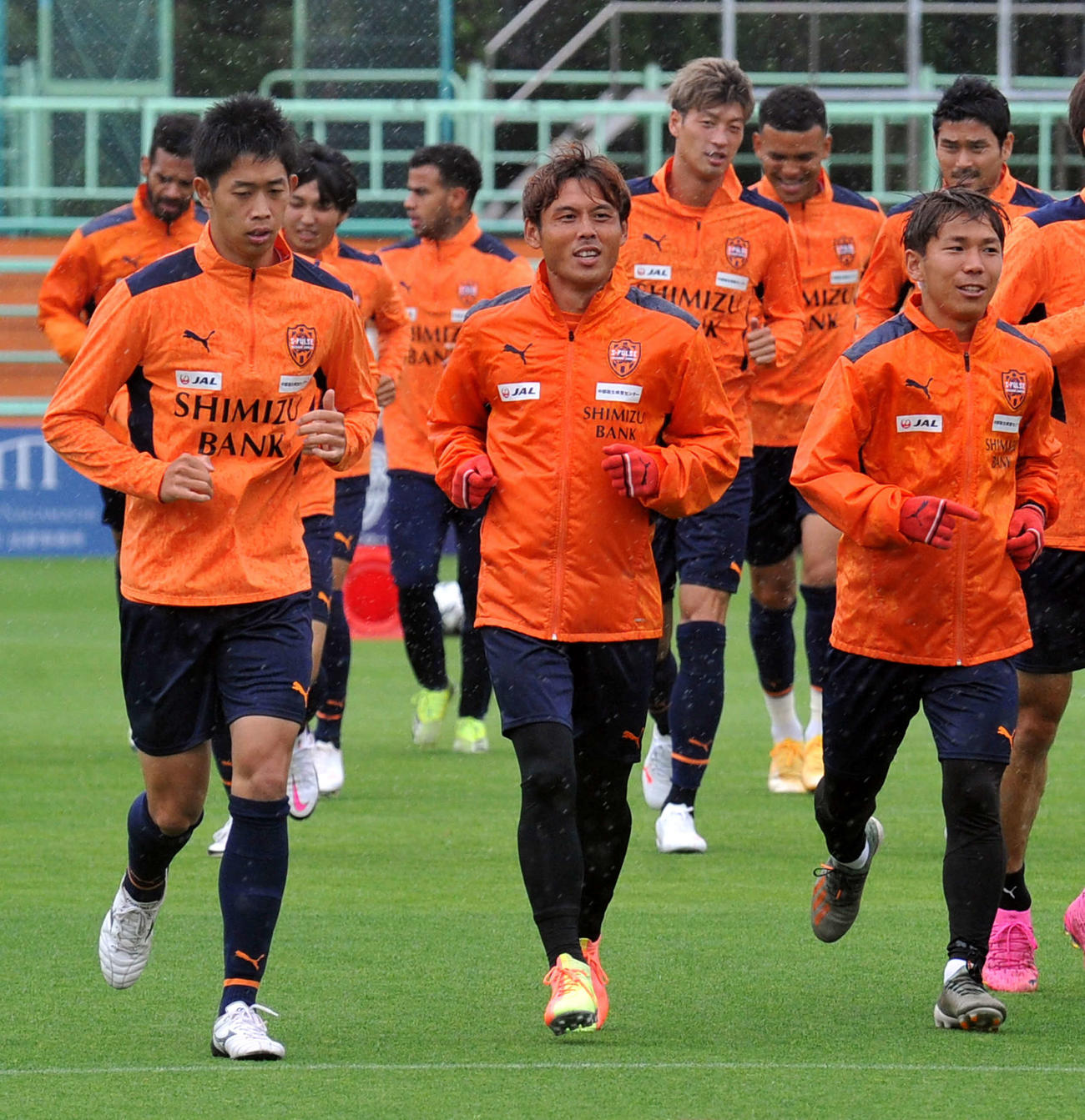 ランニングする清水MF河井（中央）
