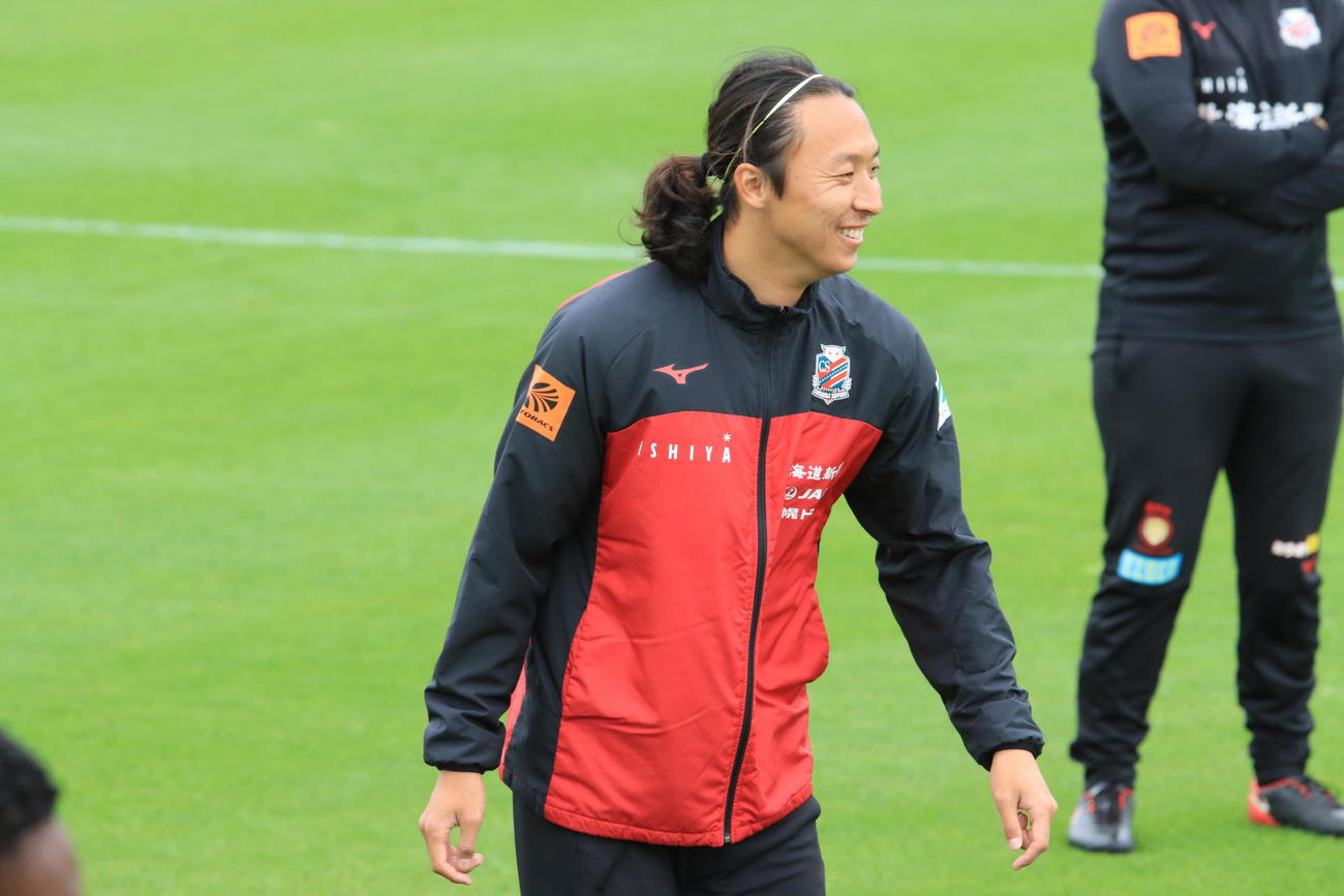 長い髪を束ねて練習に参加する札幌MF荒野（撮影・保坂果那）