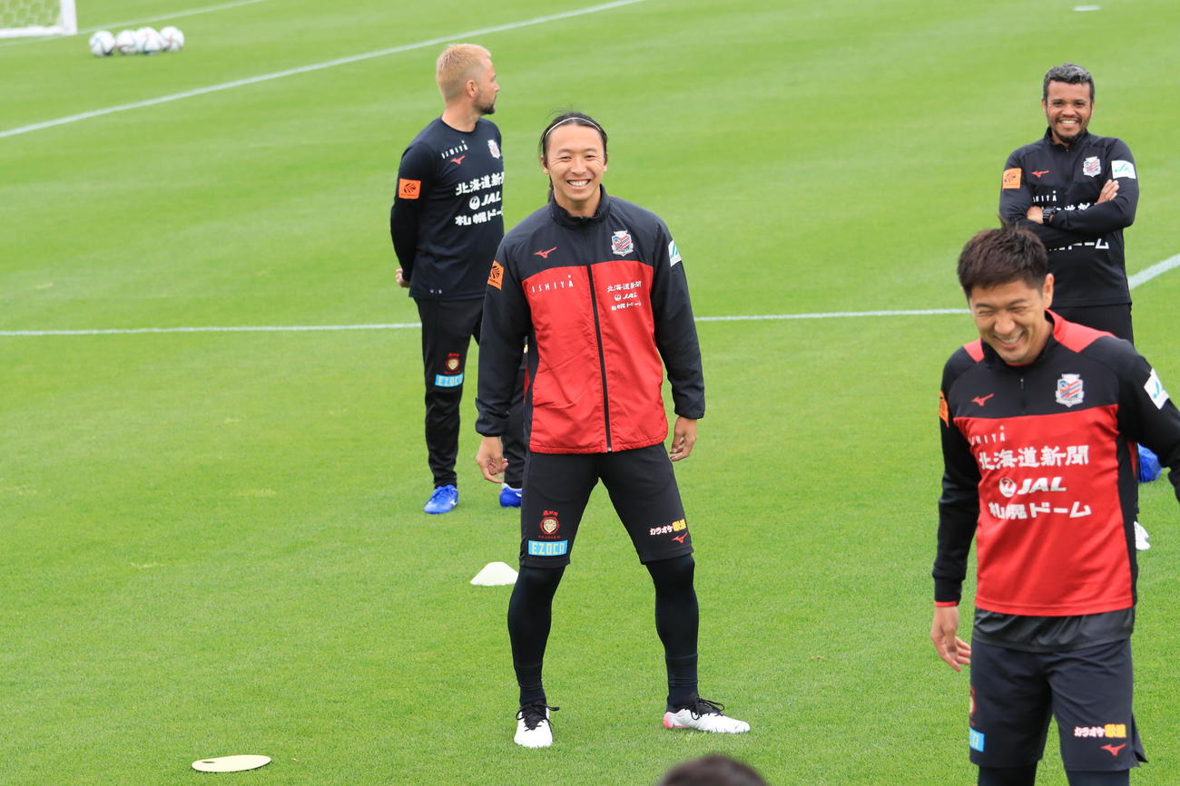 練習中、笑顔を見せる札幌MF荒野（中央）（撮影・保坂果那）