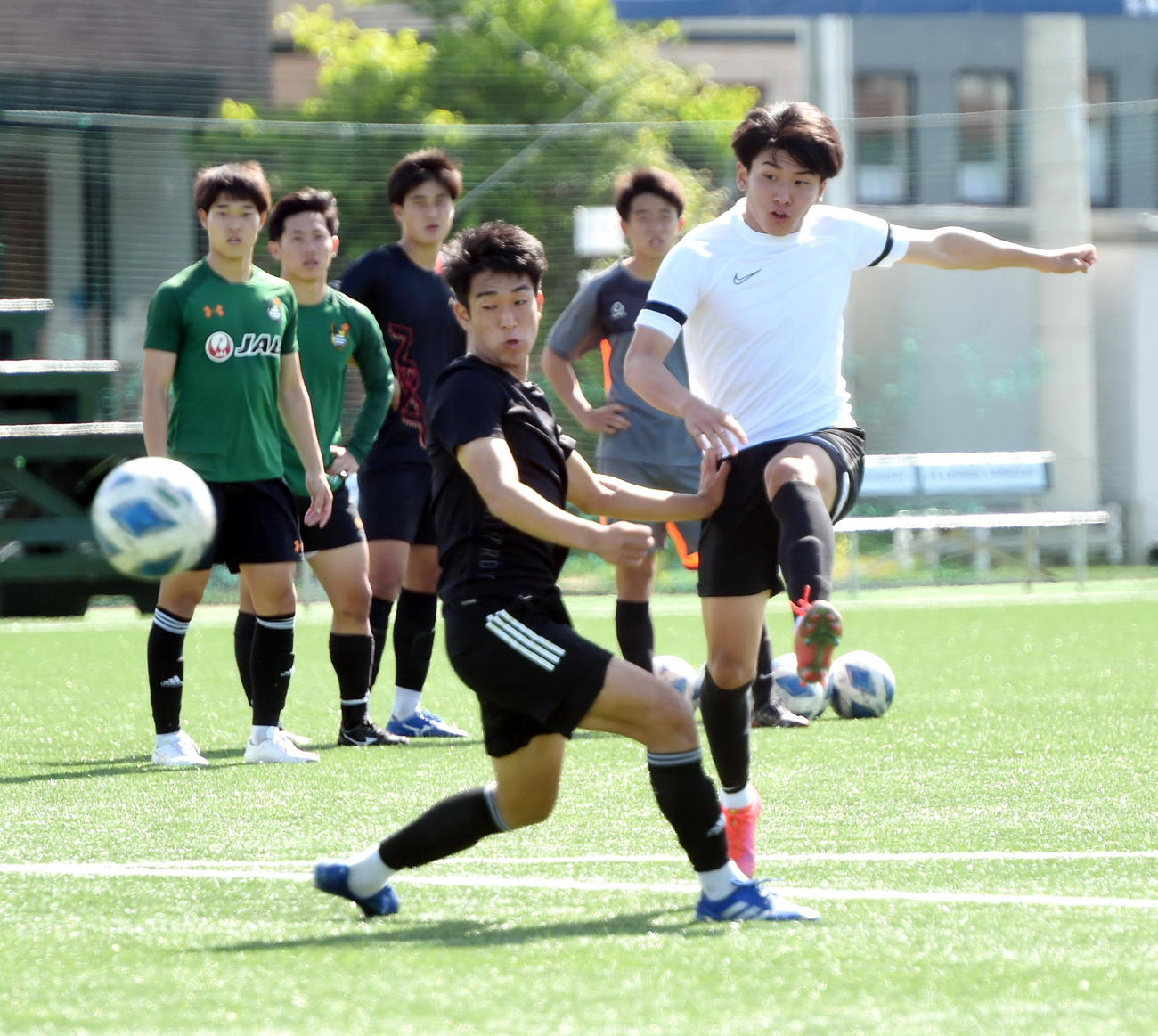 シュートを打つ青森山田MF藤森