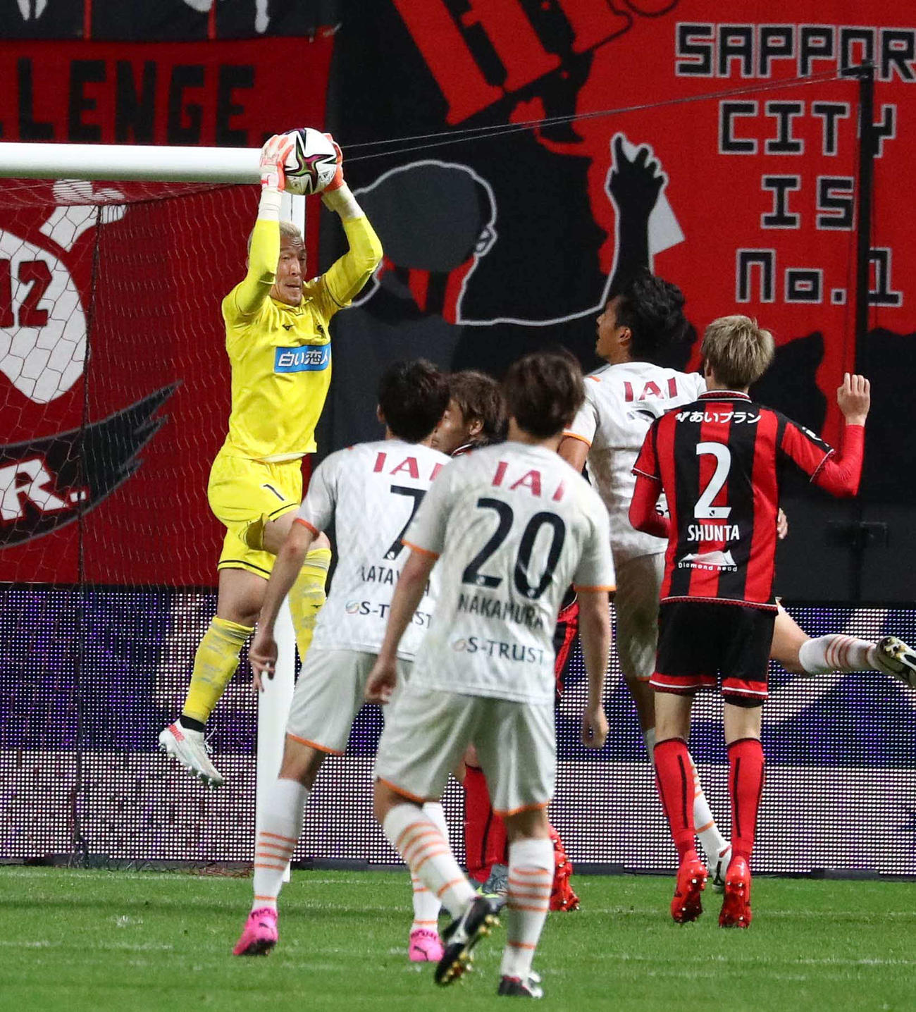 札幌対清水　後半、ゴール前に上がったボールをキャッチする札幌GK菅野（左）（撮影・黒川智章）