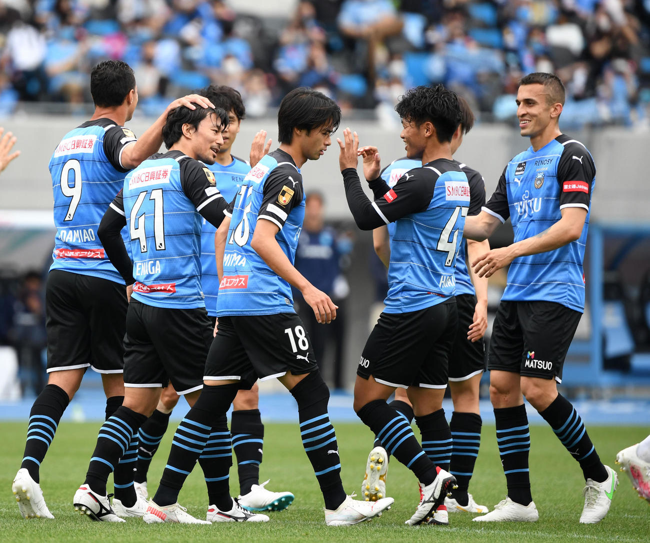 川崎F対横浜FC　前半、家長（左から2人目）のゴールで先制し歓喜する川崎Fイレブン（撮影・横山健太）