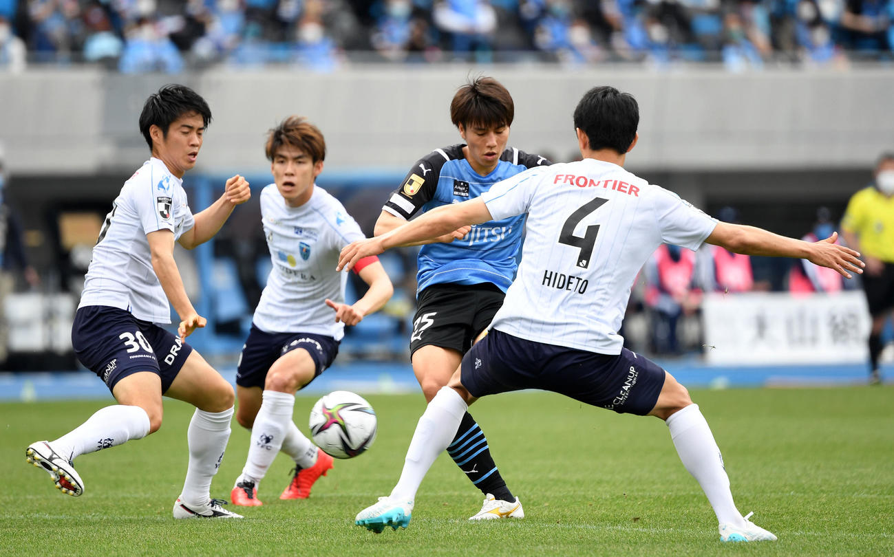 川崎F対横浜FC　前半、ゴールを決める川崎F田中（撮影・横山健太）