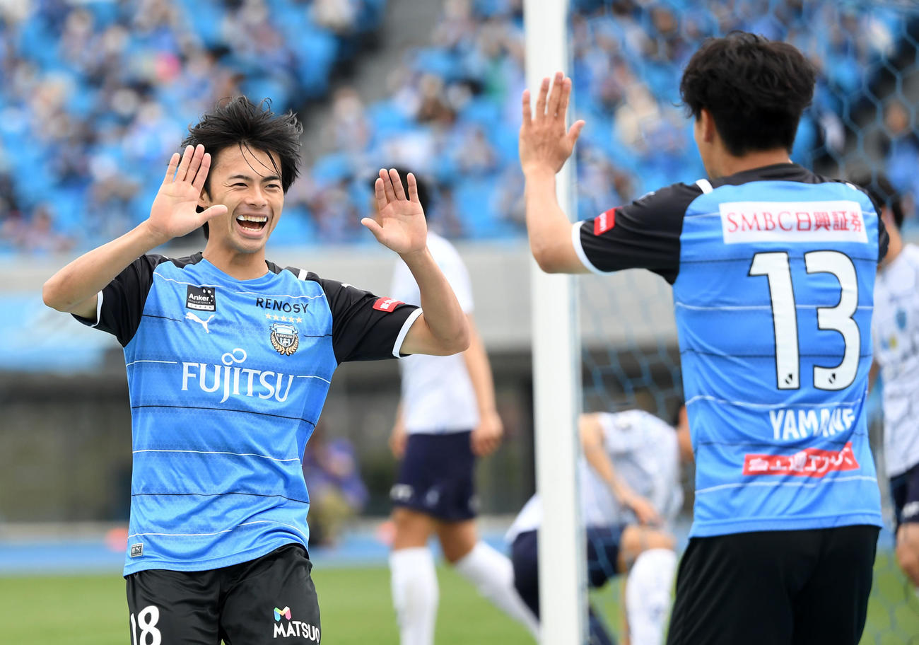 川崎F対横浜FC　後半、ゴールを決め山根（右）とタッチを交わす川崎F三笘（撮影・横山健太）