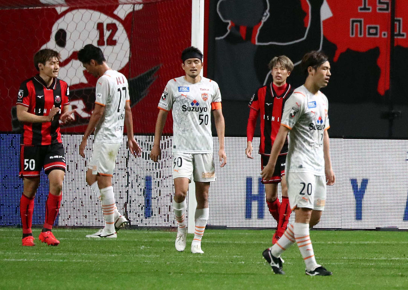 札幌対清水　試合後、浮かない表情の清水の選手たち（撮影・黒川智章）