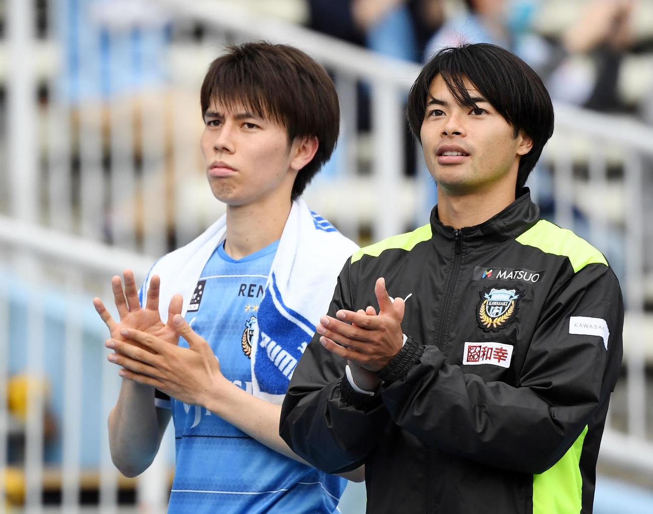 川崎F対横浜FC　試合を終え会話を交わす川崎F田中（左）と三笘（撮影・横山健太）