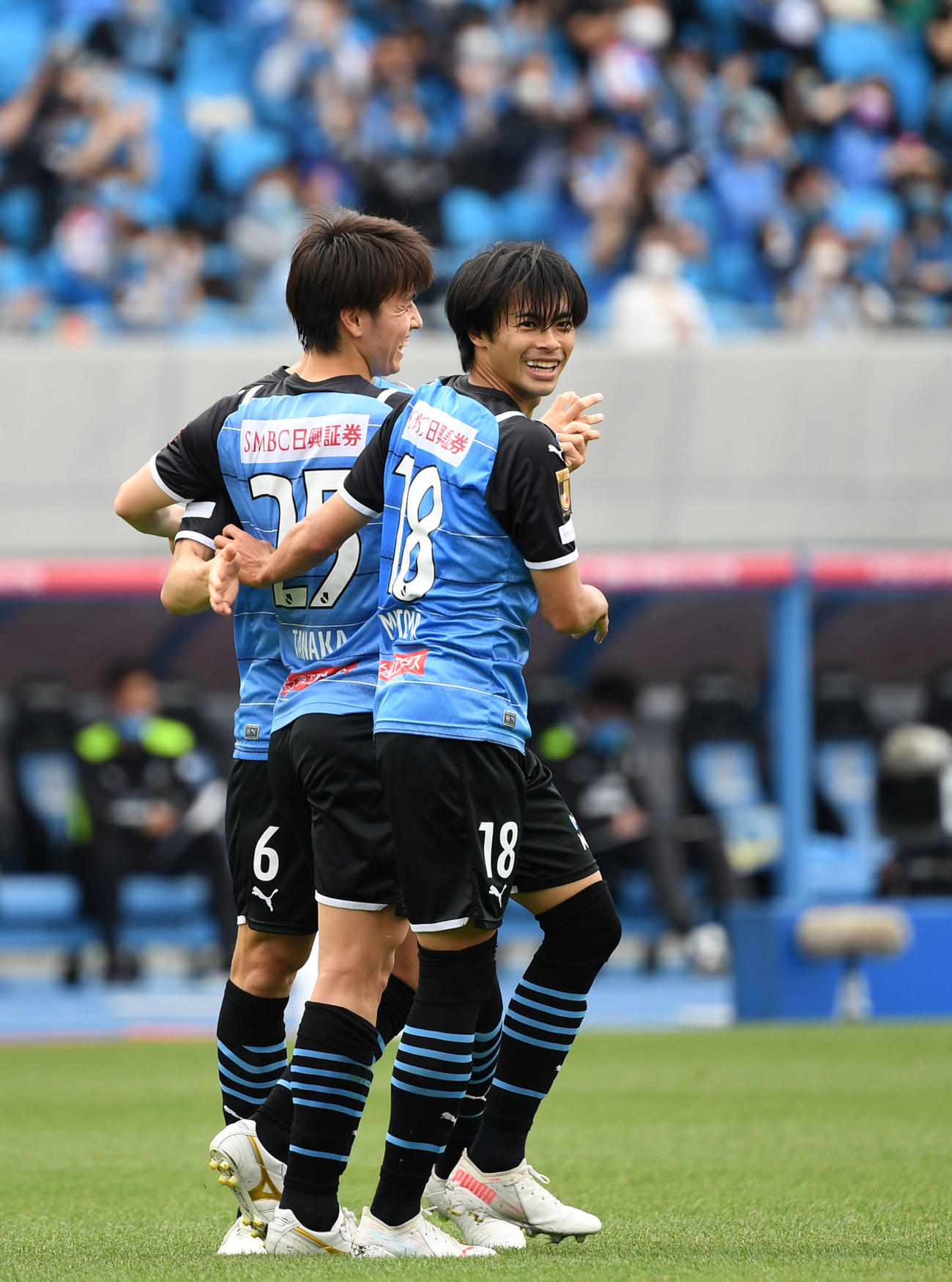 川崎F対横浜FC　前半、ゴールを決めた川崎F田中（左）と抱き合う三笘（撮影・横山健太）